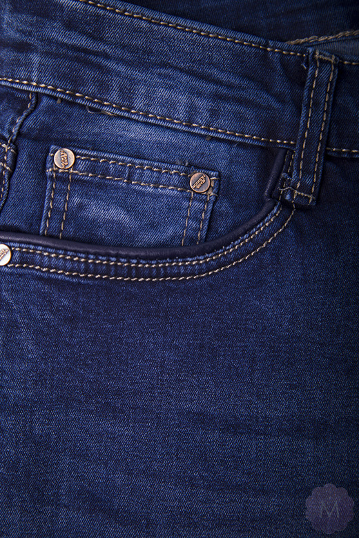 Granatowe damskie spodnie jeansy z wyższym stanem ze zwężającą się nogawką