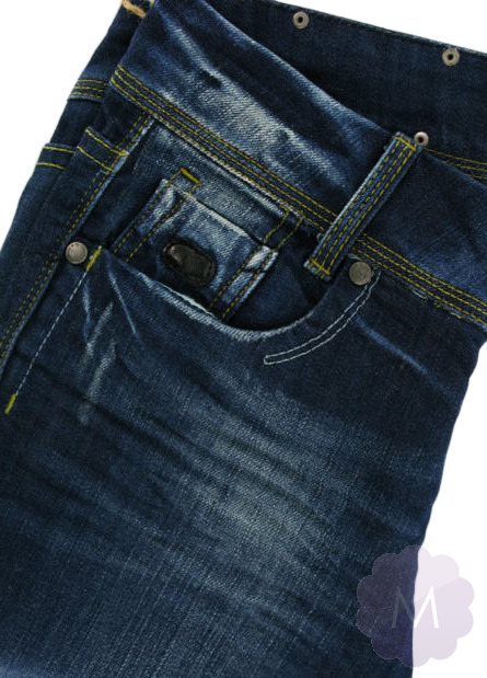 Granatowe spodnie jeansowe z prostą nogawką z szarpaniami