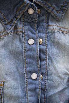 Koszula damska jeansowa niebieska gnieciona przetarta z długim rękawem