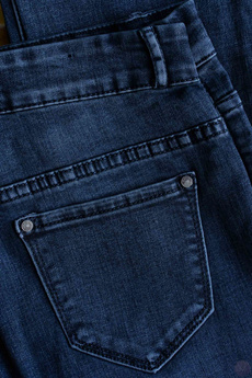 Spodnie jeansy rurki atramentowe wytarte z wyższym stanem PUSH-UP (M6748)