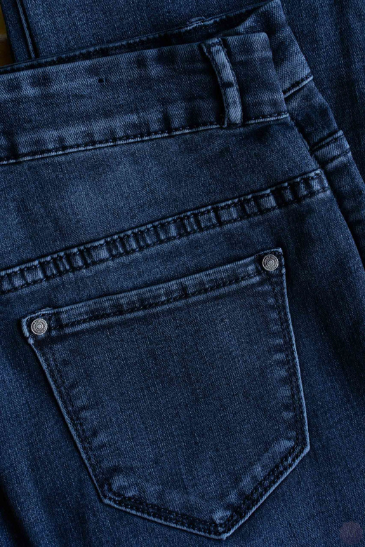 Spodnie jeansy rurki atramentowe wytarte z wyższym stanem PUSH-UP (M6748)