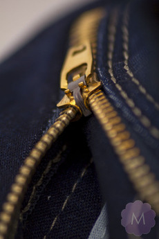 Granatowe spodnie jeansowe lekko zwężane z wyższym stanem